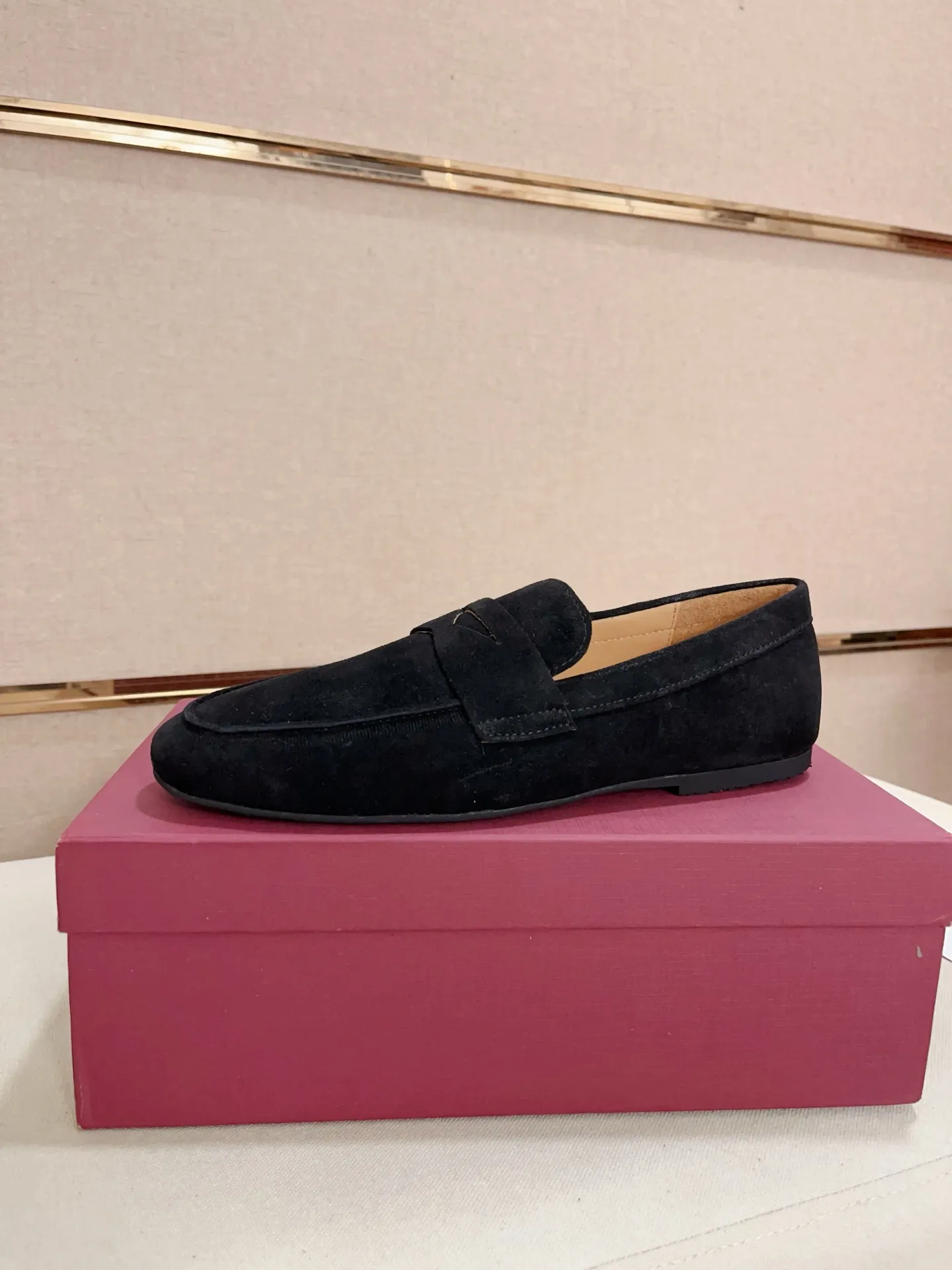 Men's shoes💰: 480💰 High version Ferragamo Dongguan quality! 🆕🆕Exclusive hot-selling products in stock🔥🔥New products on the shelves, high-quality shoes, complete with packaging! 💪 💪 Material: Imported suede cowhide 🐂 + Imported high-quality water-dyed cowhide lining + wear-resistant outsole 👍🏻👍🏻 Features: High-end and comfortable, purely handmade 🚀 🚀 Create the perfect shoes that suit you best 🔥 🔥 Size: (38-44) Can be customized 45 non-returnable!